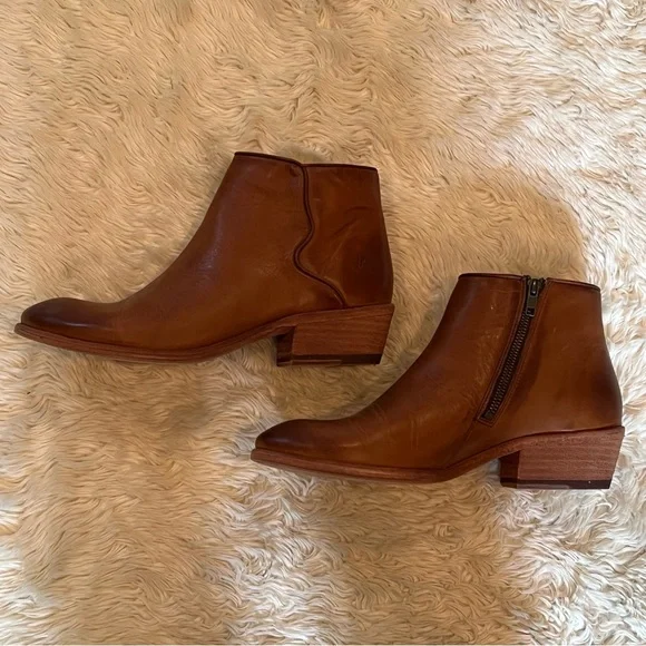 Frye Carson Piping Bootie in Caramel - Size 11 - Picture 6 of 10